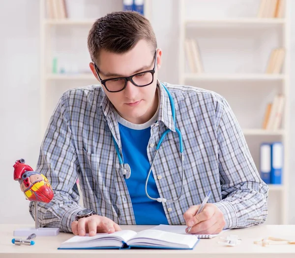 Student medicíny studující srdce ve třídě během přednášky — Stock fotografie