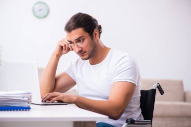 Evden çalışan engelli bir genç.