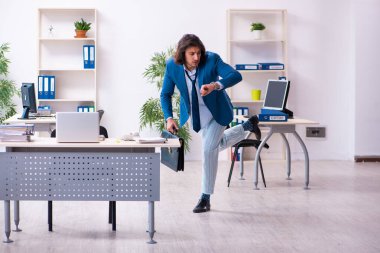 Erkek çalışan doğrudan yataktan işe geliyor.