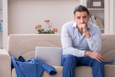 Evde çalışan genç bir erkek.