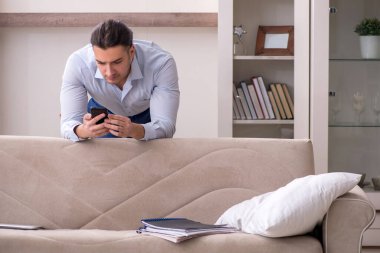 Evde çalışan genç bir erkek.