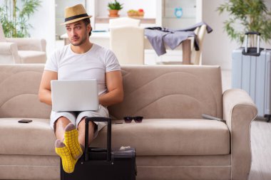 Genç adam evden ayrılmaya hazırlanıyor.