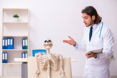 Deli doktor ölü hastayı muayene ediyor.