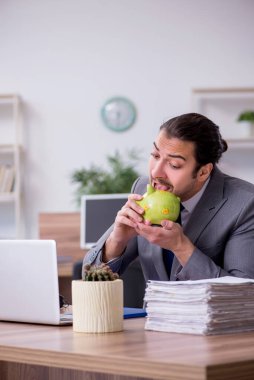 Ofiste çalışan genç bir erkek.