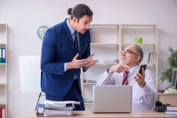 Zwei Mitarbeiter im Büro — Stockfoto