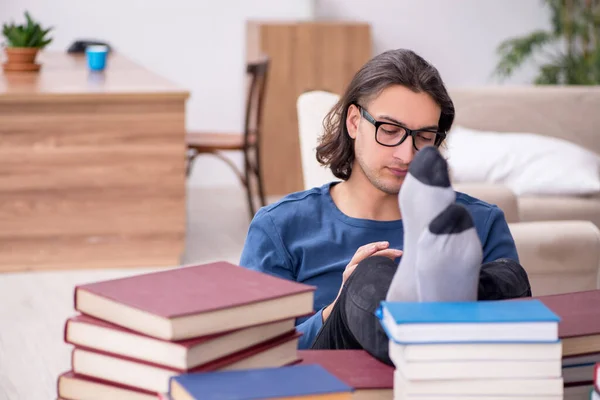 Junge männliche Studenten bereiten sich zu Hause auf Prüfungen vor — Stockfoto
