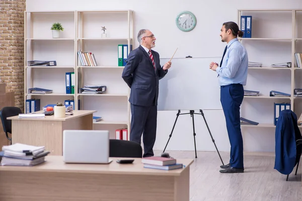 Deux employés dans le bureau dans le concept de présentation d'entreprise — Photo