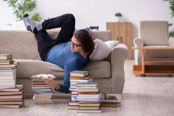 Giovane studente maschio preparazione per gli esami a casa — Foto Stock