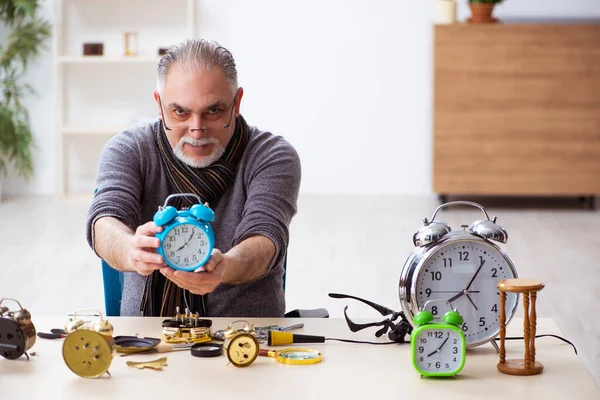 Viejo relojero trabajando en el taller — Foto de Stock