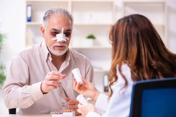 Vecchio visita giovane medico femminile per la chirurgia plastica — Foto Stock