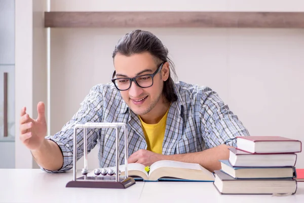 Ung manlig student förbereder sig för tentamen hemma — Stockfoto