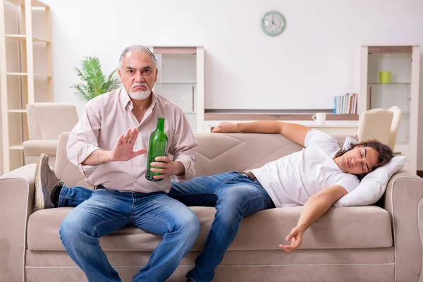 음주 문제가 있는 사람 과 가족 — 스톡 사진