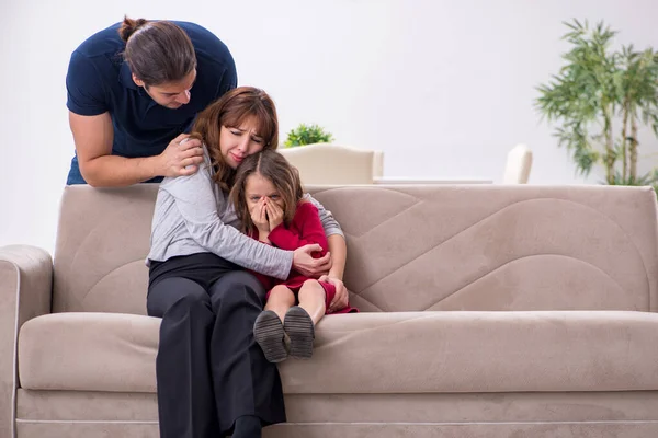 Junges Paar und ihre Tochter im Familienkonflikt — Stockfoto