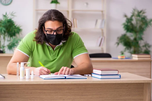 Estudiante joven que estudia en casa en el concepto de autoaislamiento —  Fotos de Stock