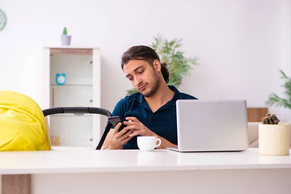 Junger Vater kümmert sich um Neugeborenes — Stockfoto