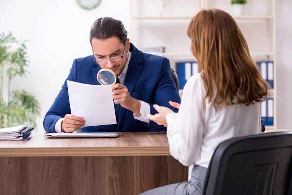 Reunión de negocios entre hombre de negocios y mujer de negocios —  Fotos de Stock