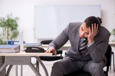 Ofiste çalışan genç bir erkek.