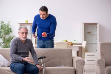 Genç adam bacağına iyi bakıyor.