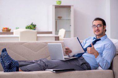 Evden çalışan yorgun işadamı