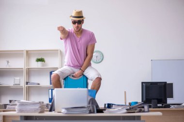 Genç erkek çalışanımız geziye hazırlanıyor.