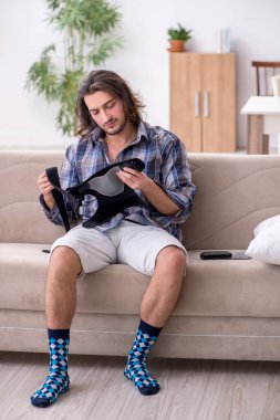 Genç bacağı yaralı adam evde acı çekiyor.