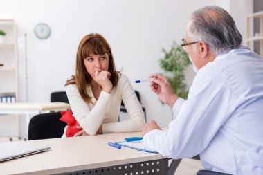 Hamile kadın deneyimli bir jinekoloğu ziyaret ediyor.