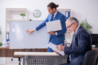 Yound ve eski çalışanlar iş sunumu konsepti