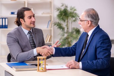 Zaman yönetimi kavramında iki işadamı