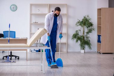 Genç erkek müteahhit salgın konseptinde dezenfekte kliniği