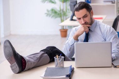 Ofiste çalışan genç bacağı yaralı bir çalışan.