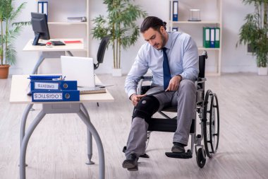 Ofiste çalışan genç bacağı yaralı bir çalışan.