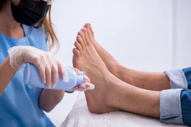 İşlem sırasında ayak tedavi uzmanı