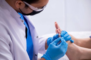 İşlem sırasında ayak tedavi uzmanı