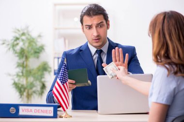 Vize için Amerikan Büyükelçiliğini ziyaret eden genç bir kadın