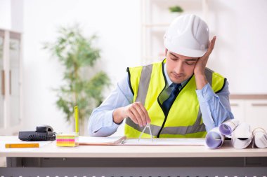 Ofiste çalışan genç erkek mimar.