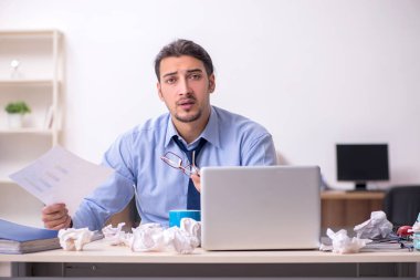 Hasta erkek çalışan işyerinde acı çekiyor.