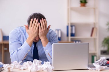 Hasta erkek çalışan işyerinde acı çekiyor.