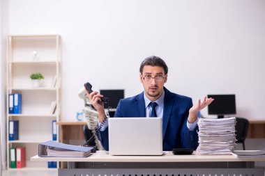 Ofiste iskeletleri olan genç bir erkek çalışan.