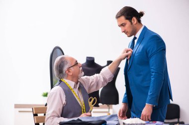 Genç işadamı yaşlı terziyi ziyaret ediyor.