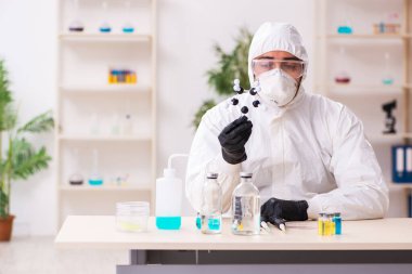 Coronavirus COVID-19 konseptinde çalışan doktor.