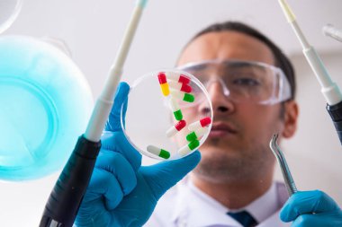 Laboratuvarda çalışan genç bir eczacı.