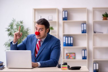 Ofiste çalışan komik bir palyaço.