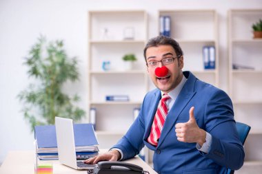 Ofiste çalışan komik bir palyaço.