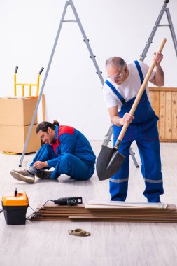 İki müteahhit ve yılan içeride.