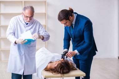 Polis morgdaki cesedi inceliyor.