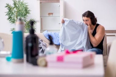 Genç yakışıklı adam randevuya hazırlanıyor.