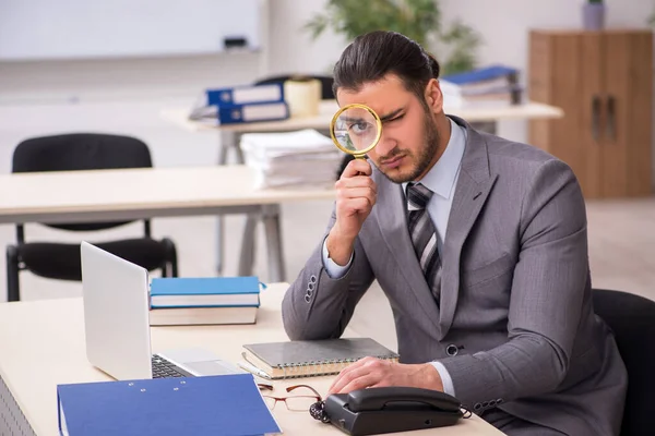 Joven empleado masculino que trabaja en la oficina — Foto de Stock