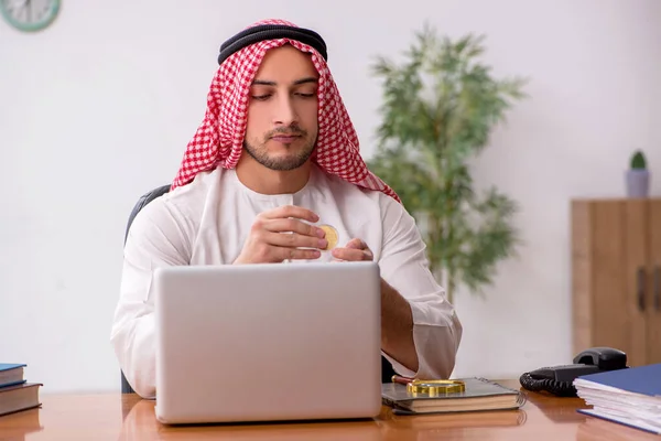 Empleado árabe joven trabajando en la oficina — Foto de Stock