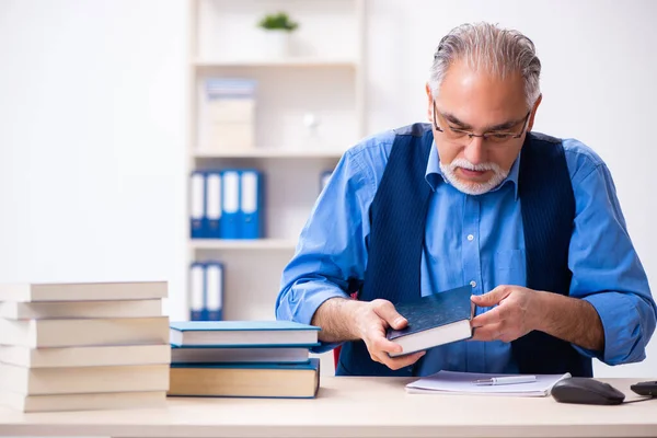 Vecchio autore maschile scrivere libri — Foto Stock