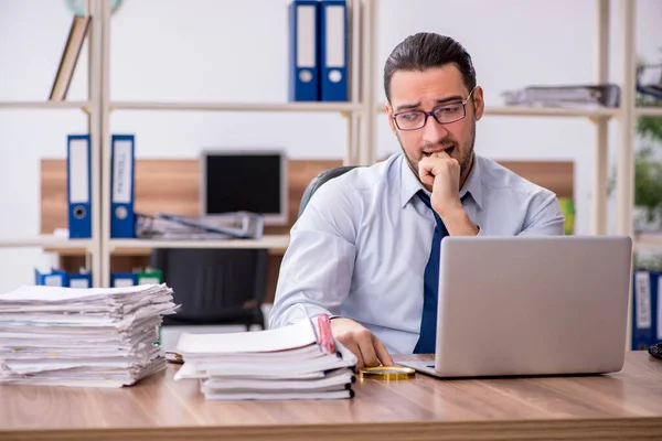 Jeune employé masculin malheureux avec un travail excessif — Photo